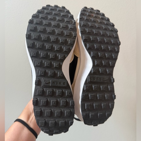 Nike lifestyle waffle dust Cream and Black casual Running Shoes 7.5 - Picture 11 of 12